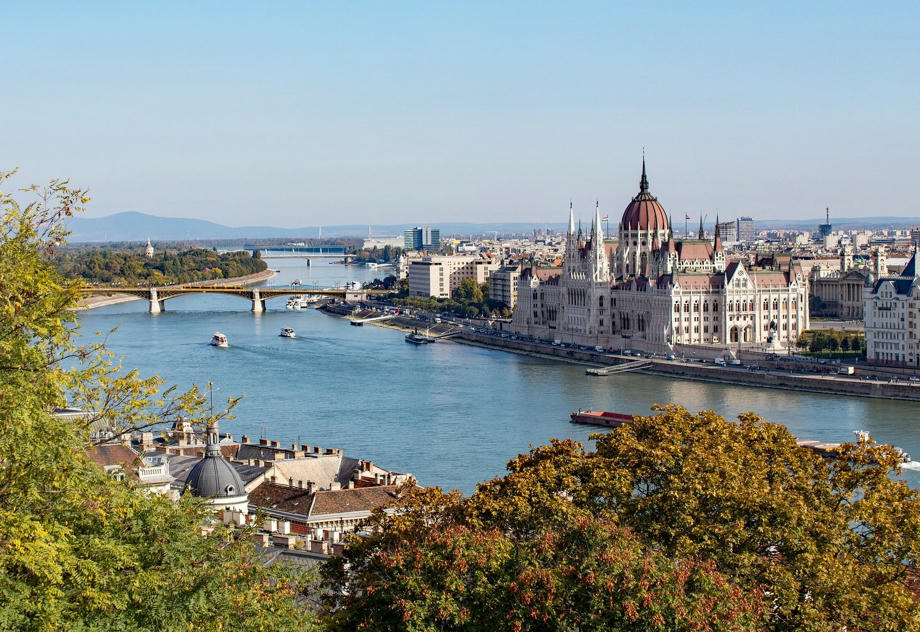 Blick über Fluss auf Budapest