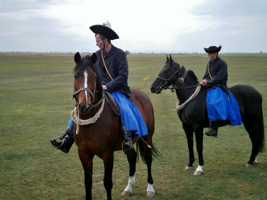 Zwei Reiter mit Hüten