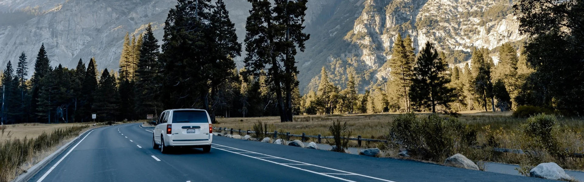 Camper von Avanti Campervans auf einer Straße zwischen Bergen in den USA 
