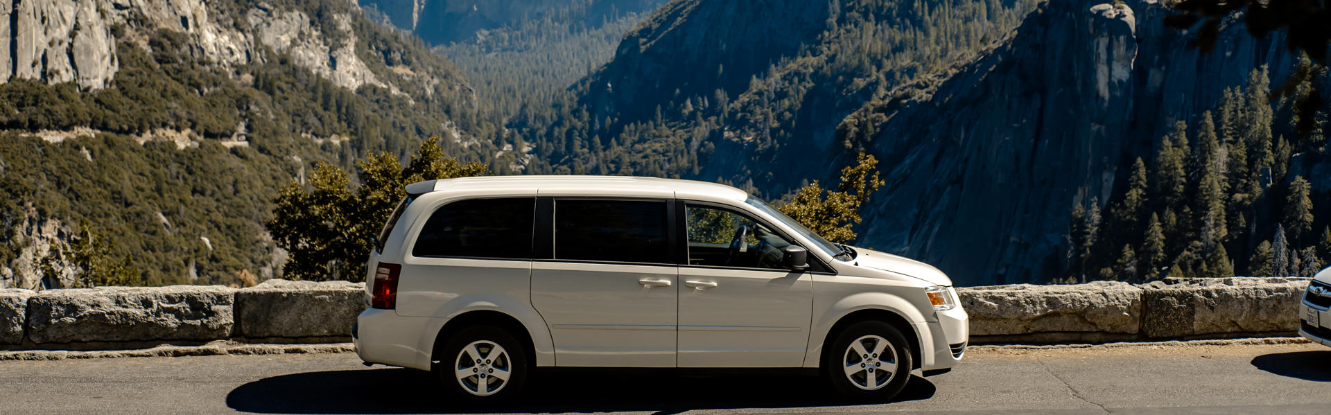 Caravan Campervan von Avanti Campervans am See geparkt in den USA