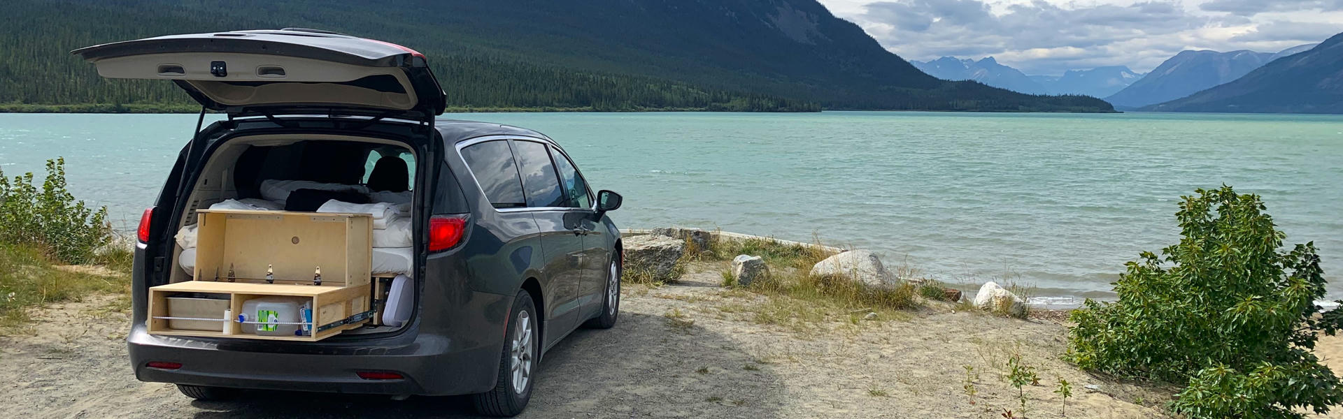 Voyager Campervan von Avanti Campervans am See geparkt in den USA