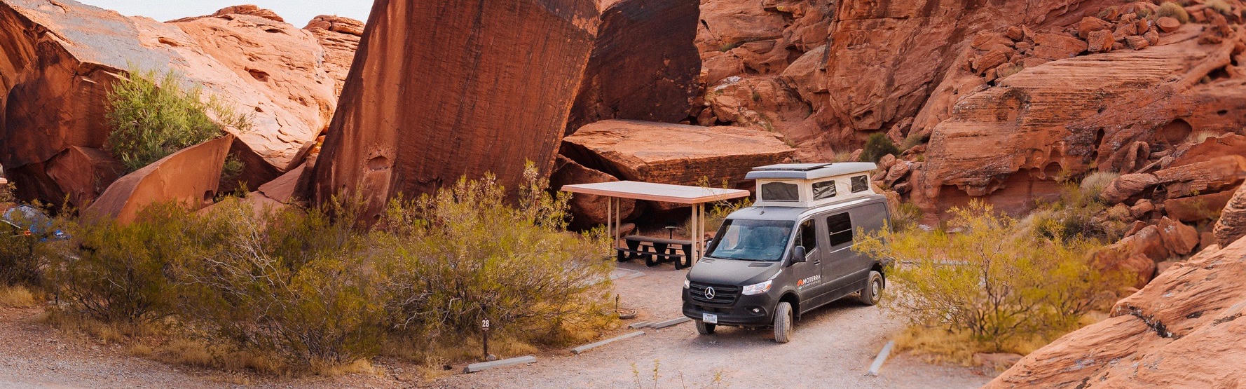  Pop Top Classic von Moterra Campervans zwischen Felsen geparkt in den USA