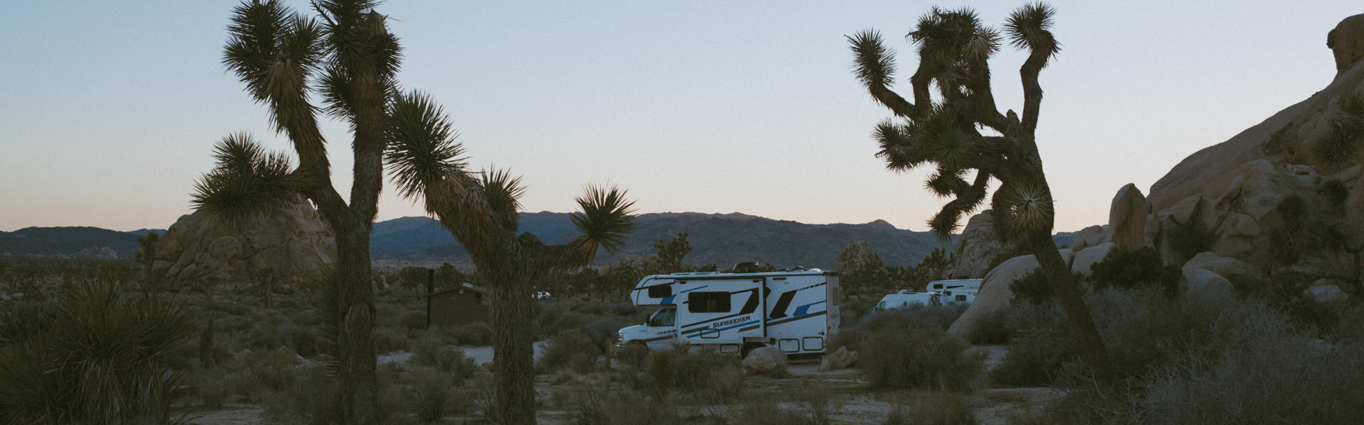 Modell des Saver 4 Class C 23-31 von Road Bear RV im Joshua Tree National Park in den USA