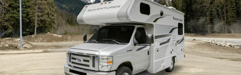 Klasse C3 Premium von Road Camper geparkt vor Bergen in den USA 