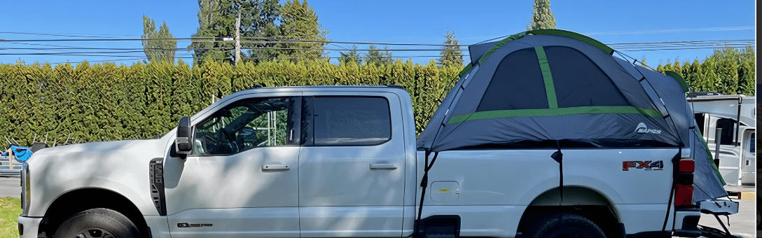 Der Truck Pickup mit Zeltkonsole von Road Camper auf einem Campingplatz