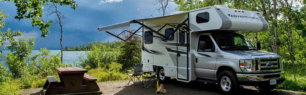 Wohnmobil Camper C19-21 von Road Camper geparkt auf einem Parkplatz in den USA