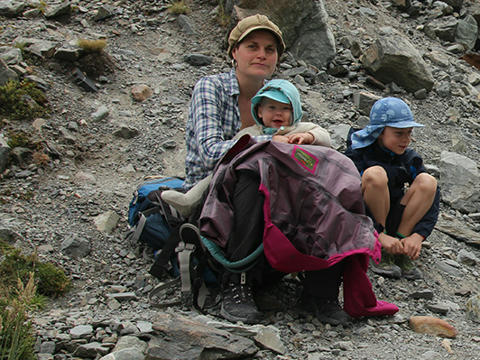 Kinder am Mount Cook auf Reisen in neuseeland