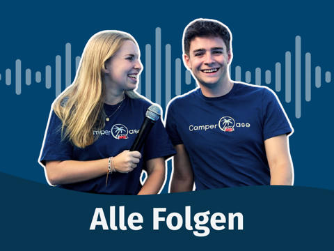 Julian und Kathi mit Mikrofon in der Hand