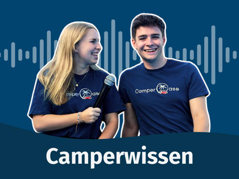 Julian und Kathi mit dem Mikrofon in der Hand