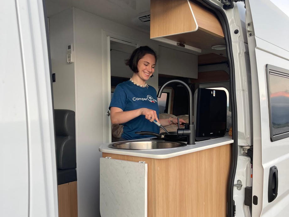 Das war meine erset Camperreise in einem richtig großen Sprinter. Wir haben neben dem Reisen auch im Camper gearbeitet. Das war manchmal herrausfordernd hat aber unglaublich viel Spaß gemacht. camperoase, team, camper, kochen, happy