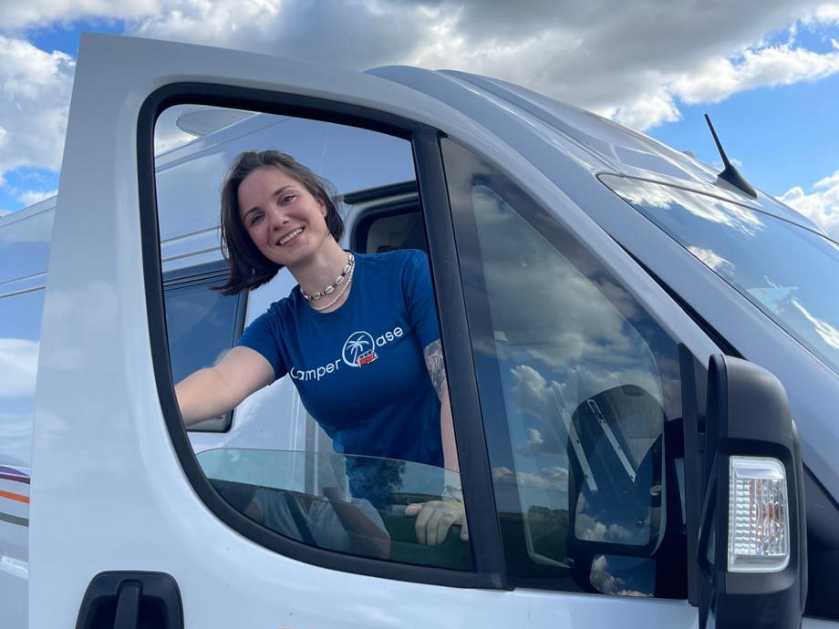 Ich bin Sarah, eine reiselustige Studentin, die seit September 2025 bei der CamperOase ist. camperoase, team, sarah, camper